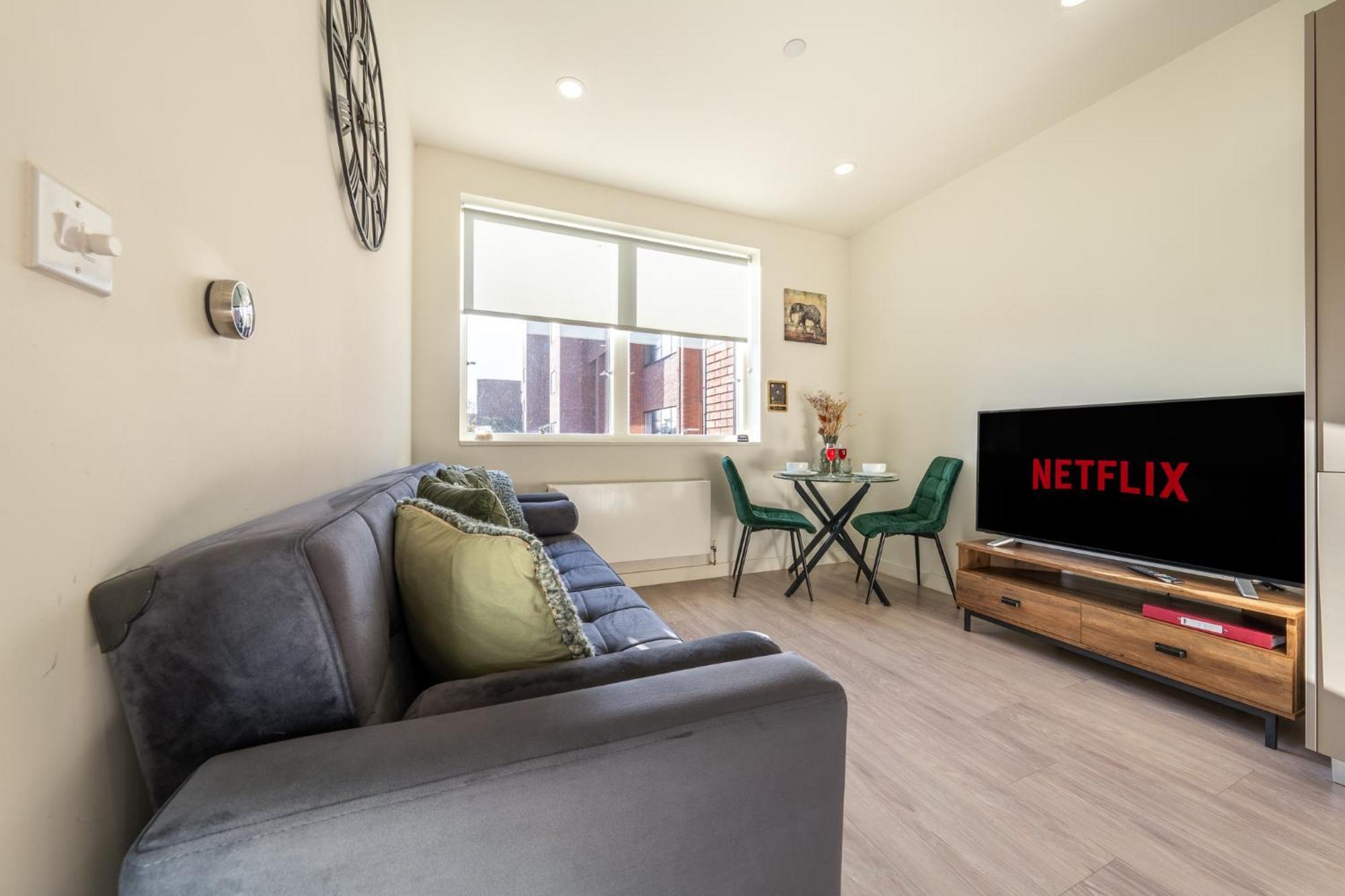 Luxury 1 Bedroom Serviced Apartment With Roof Terrace & Gym Стивънидж Екстериор снимка