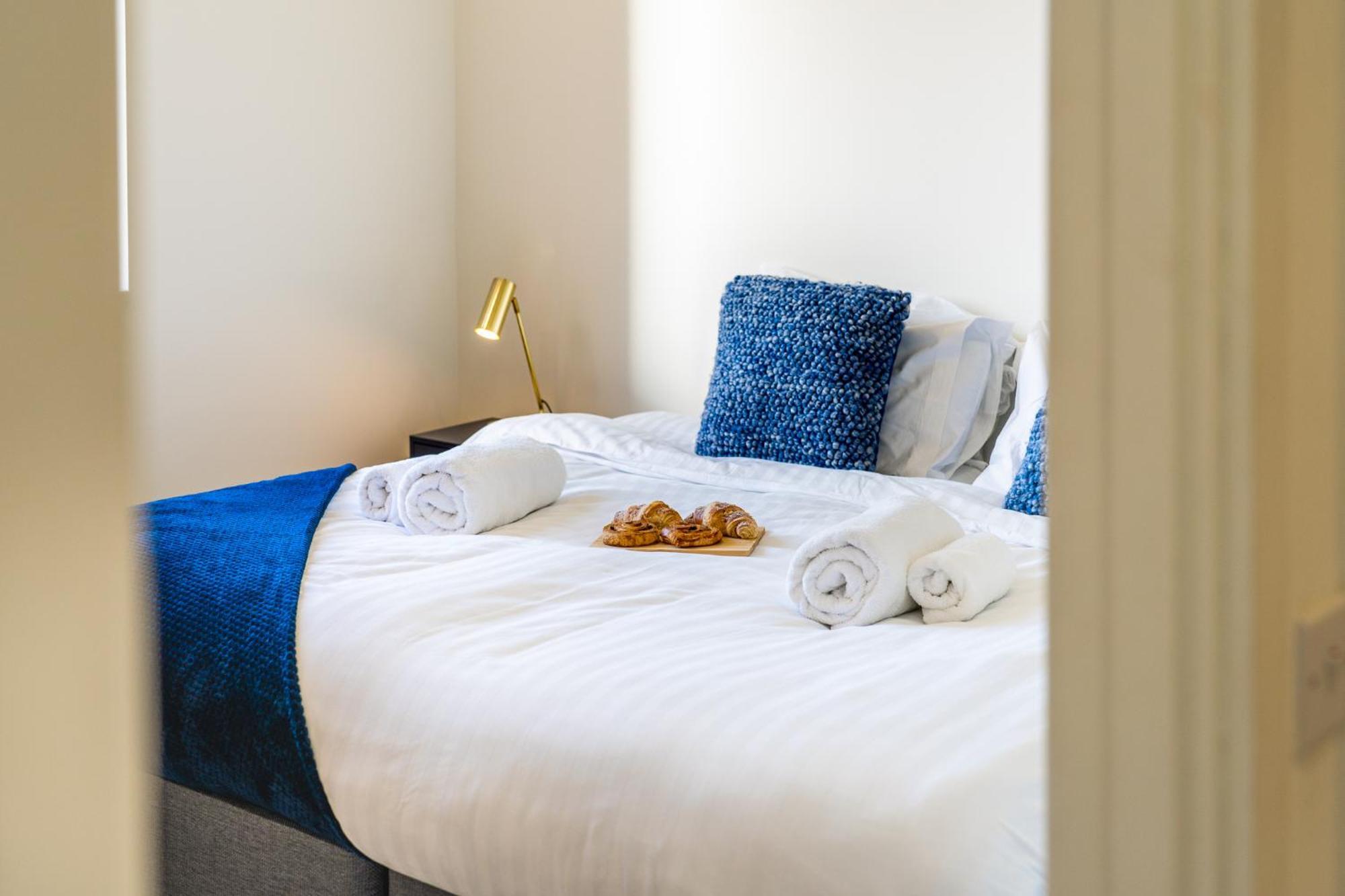 Luxury 1 Bedroom Serviced Apartment With Roof Terrace & Gym Стивънидж Екстериор снимка