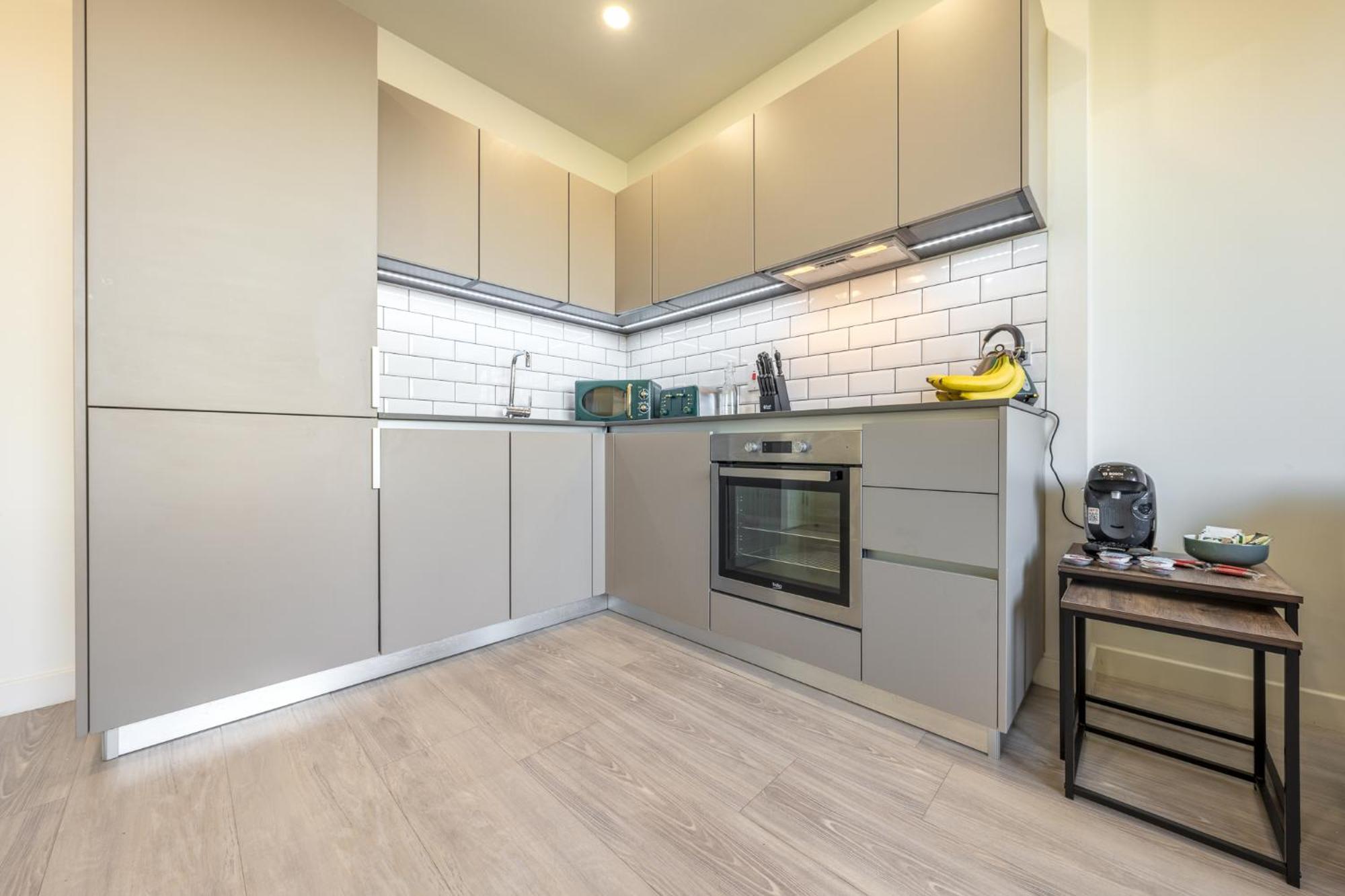 Luxury 1 Bedroom Serviced Apartment With Roof Terrace & Gym Стивънидж Екстериор снимка