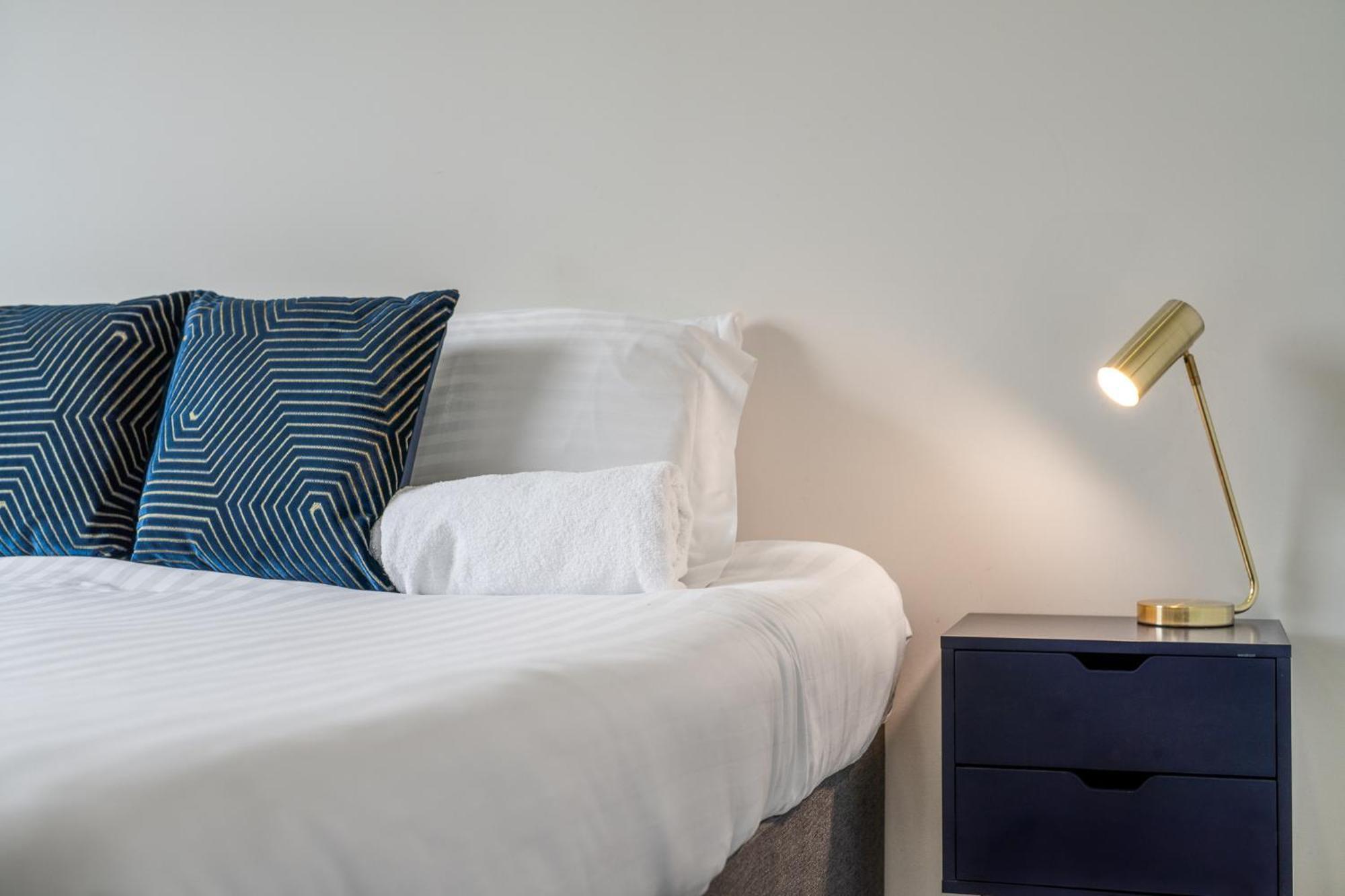 Luxury 1 Bedroom Serviced Apartment With Roof Terrace & Gym Стивънидж Екстериор снимка