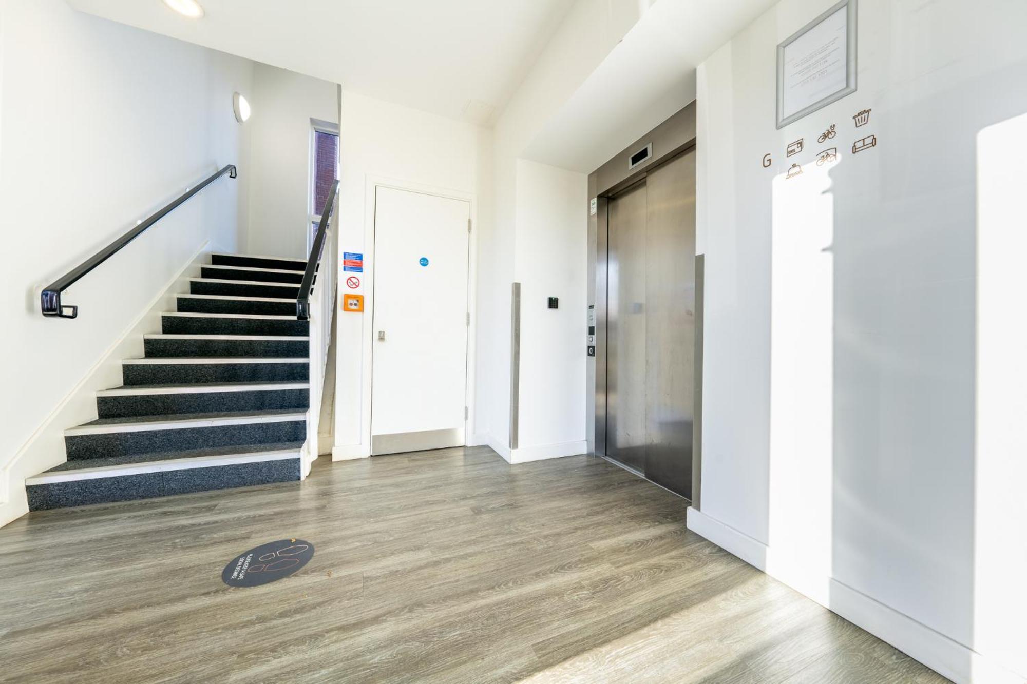 Luxury 1 Bedroom Serviced Apartment With Roof Terrace & Gym Стивънидж Екстериор снимка