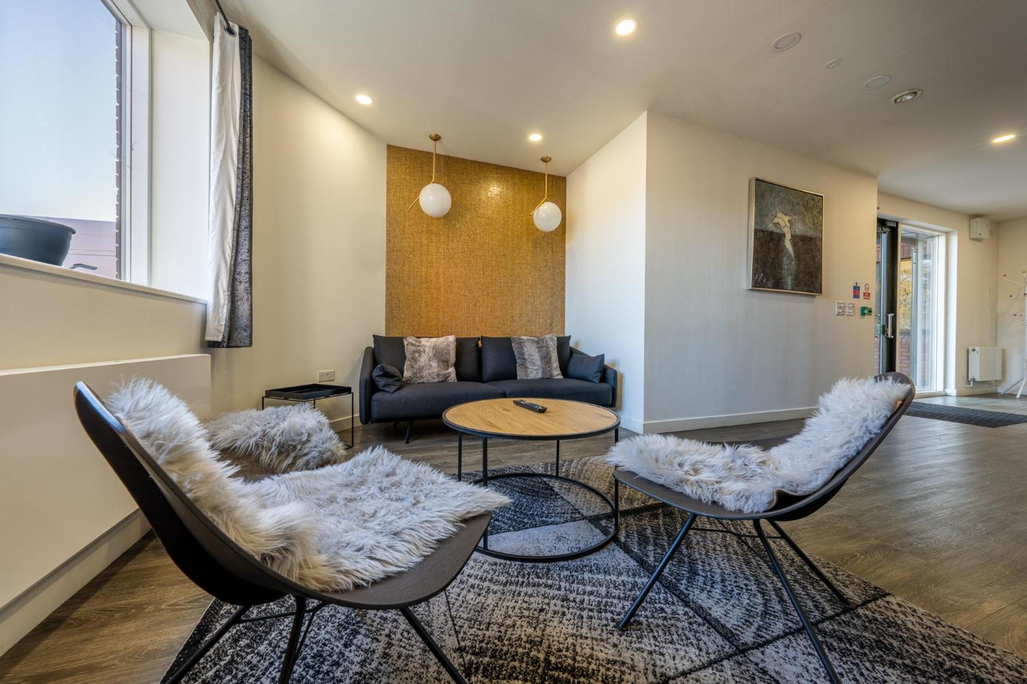 Luxury 1 Bedroom Serviced Apartment With Roof Terrace & Gym Стивънидж Екстериор снимка