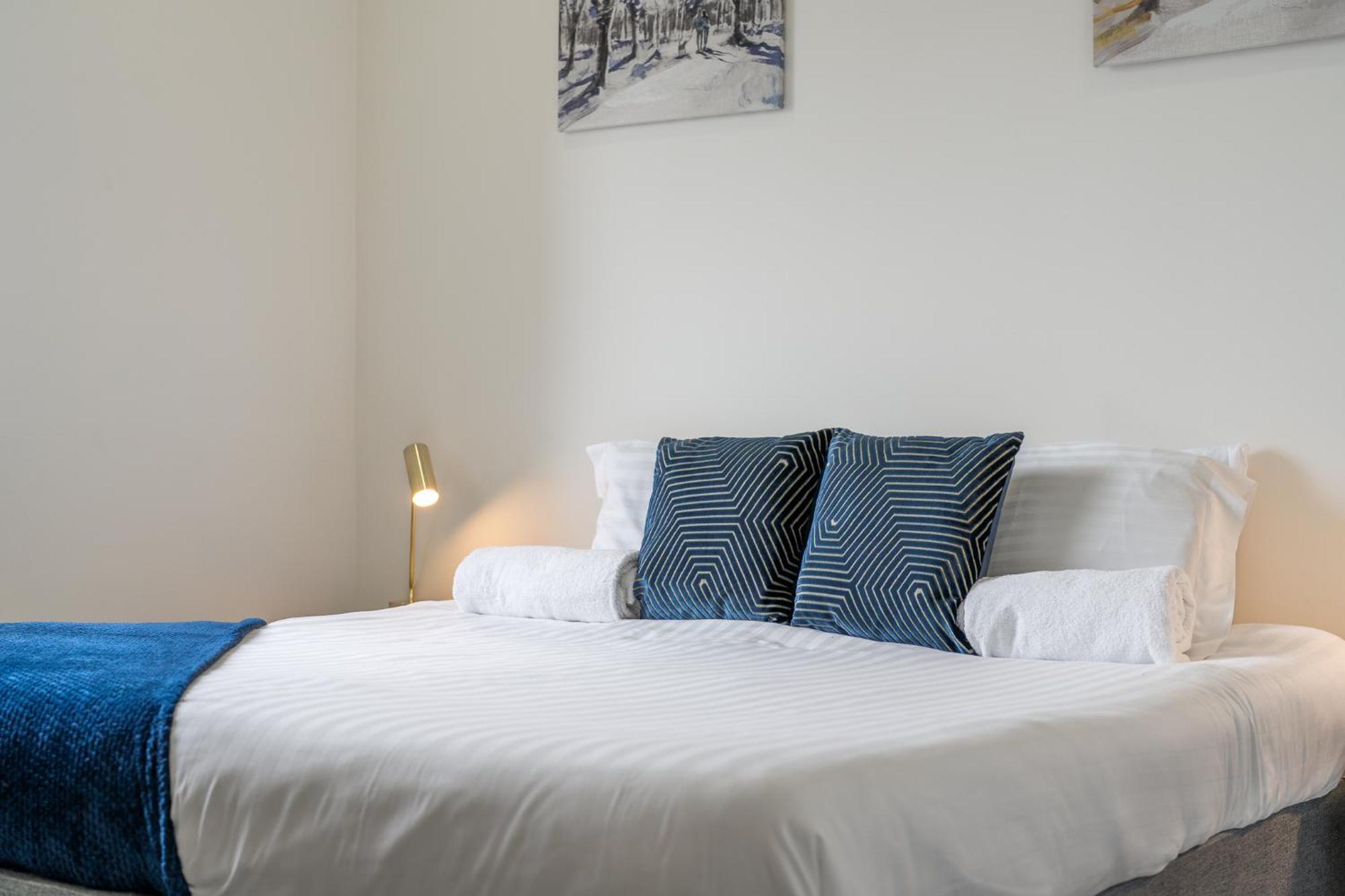 Luxury 1 Bedroom Serviced Apartment With Roof Terrace & Gym Стивънидж Екстериор снимка