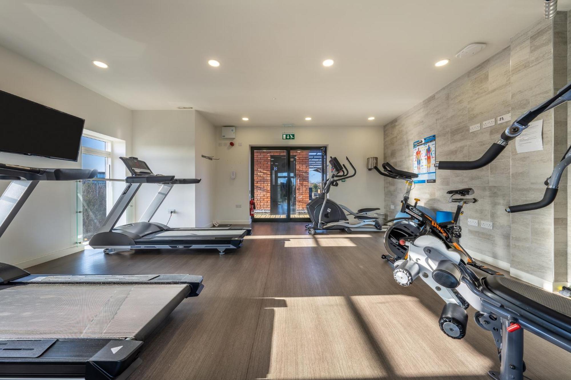 Luxury 1 Bedroom Serviced Apartment With Roof Terrace & Gym Стивънидж Екстериор снимка