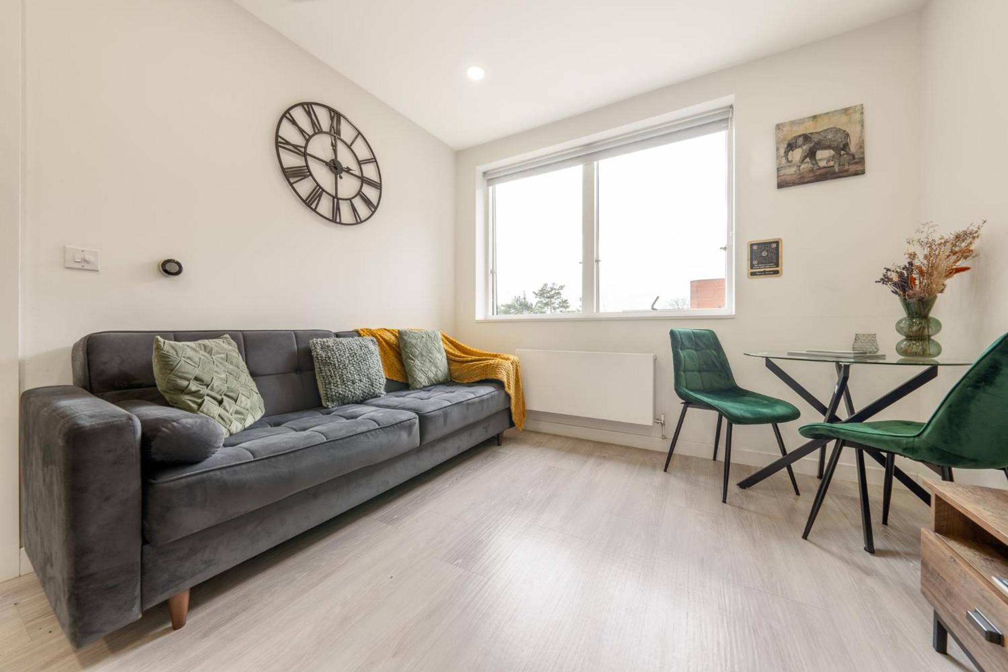 Luxury 1 Bedroom Serviced Apartment With Roof Terrace & Gym Стивънидж Екстериор снимка