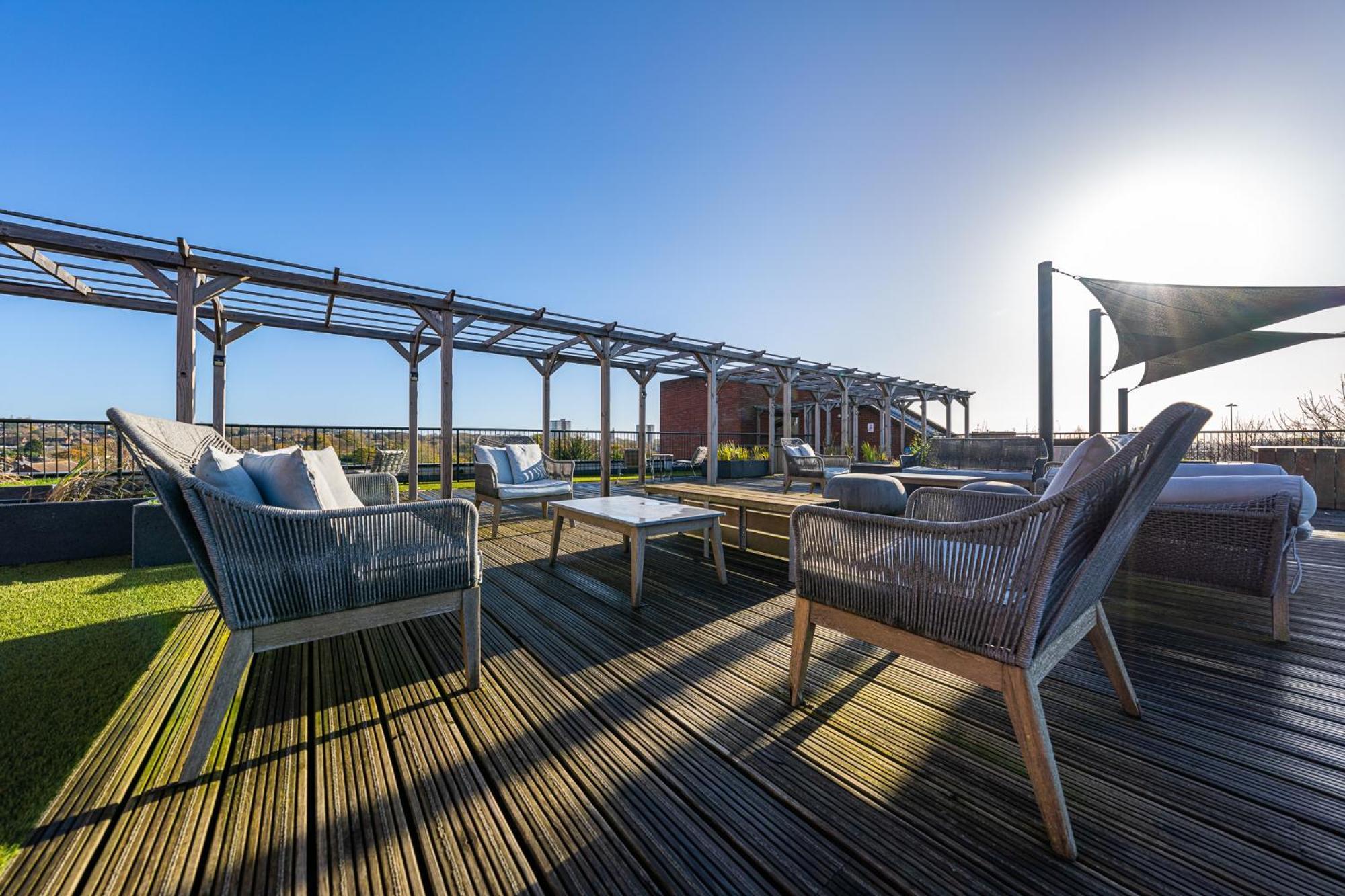 Luxury 1 Bedroom Serviced Apartment With Roof Terrace & Gym Стивънидж Екстериор снимка